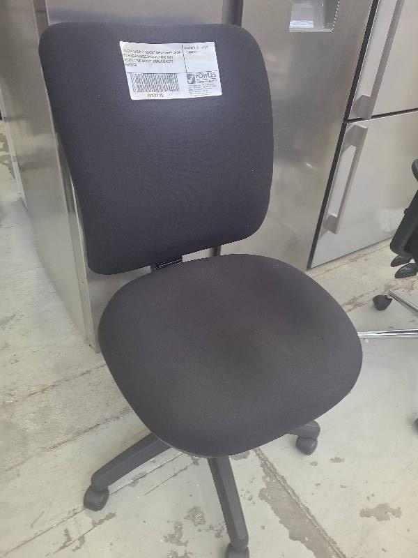 SAMPLE CHAIR BLACK FABRIC OFFICE CHAIR WITH ADJUSTABLE BACK TILT AND   081222 13 9 