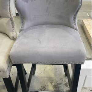 BRAND NEW DOVE GREY VELVET BARSTOOL WITH BUTTON UPHOLSTERED BACK & STUD DETAIL AU1080 - MARGONIA