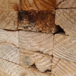 90X45 UTILITY GRADE PINE-88/4.8 (THIS PACK IS DISTRESSED TIMBER AND MOULD AFFECTED. SOLD AS IS)