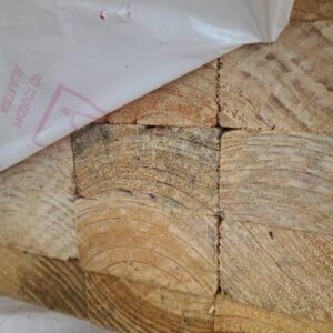 90X45 UTILITY GRADE PINE-88/4.8 (THIS PACK IS DISTRESSED TIMBER AND MOULD AFFECTED. SOLD AS IS)