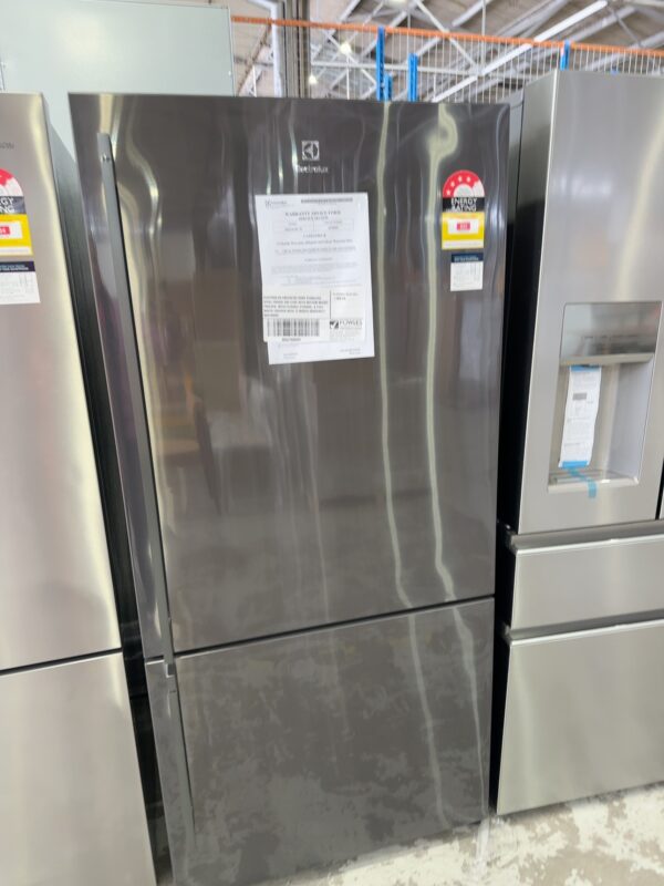 ELECTROLUX EBE5307BC DARK STAINLESS STEEL FRIDGE 530 LITRE WITH BOTTOM MOUNT FREEZER WITH FLEXIBLE STORAGE & FULL WIDTH CRISPER WITH 12 MONTH WARRANTY B04780089