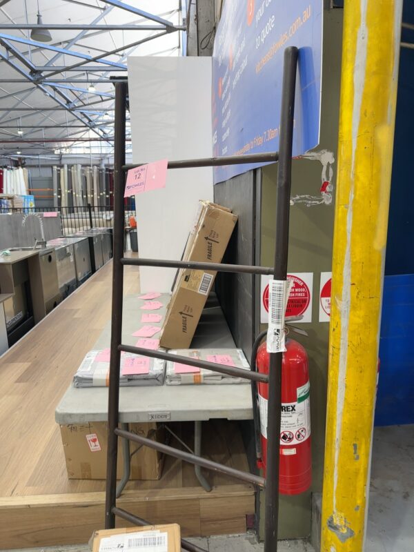EX HIRE - DISPLAY LADDER CRACKED SOLD AS IS