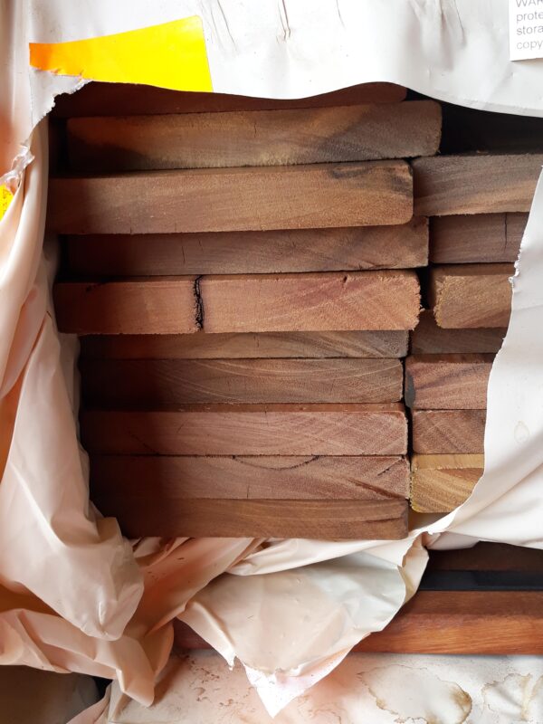 135X19 FEATURE GRADE SPOTTED GUM DECKING- (PACK CONSISTS OF RANDOM SHORT LENGTHS)