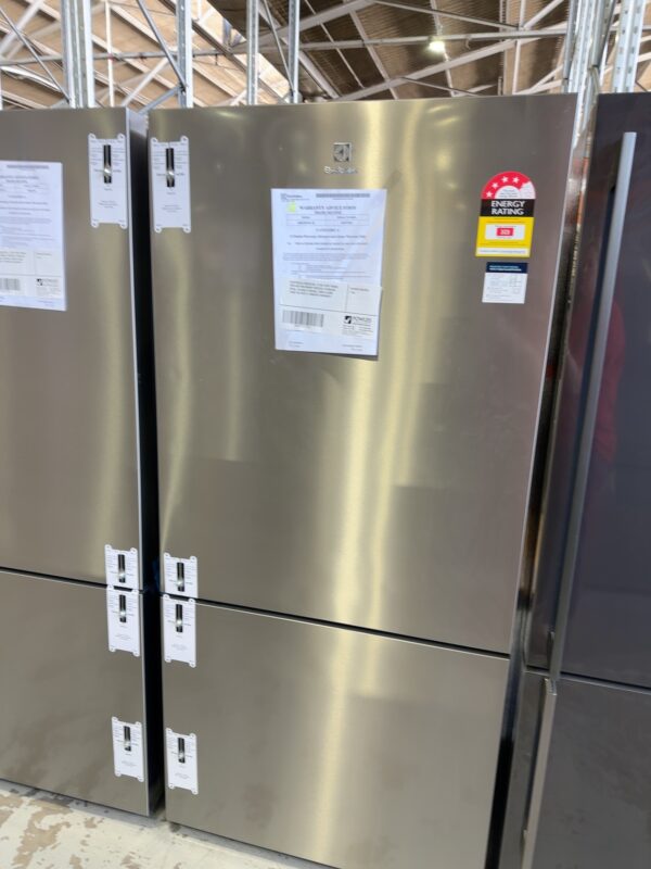 ELECTROLUX EBE5307SC-R 529 LITRE FRIDGE WITH BOTTOM MOUNT FREEZER, STAINLESS STEEL, FLEXIBLE STORAGE, DOOR ALARM, TWIST ICE WITH 12 MONTHS WARRANTY