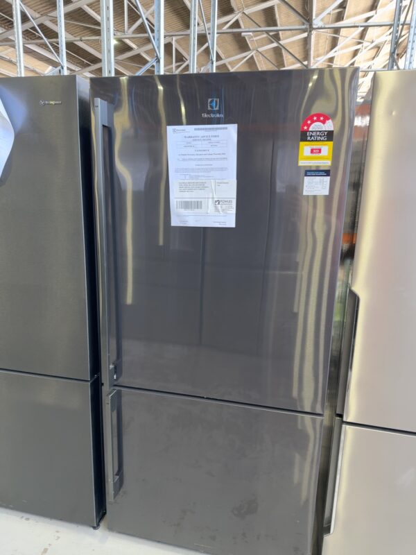 ELECTROLUX EBE5307BB DARK STAINLESS STEEL FRIDGE 530 LITRE WITH BOTTOM MOUNT FREEZER, WITH FLEXIBLE STORAGE & FULL WIDTH CRISPER WITH 12 MONTHS WARRANTY B01771077