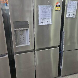 ELECTROLUX EQE6870SA STAINLESS STEEL QUAD DOOR FRIDGE WITH ICE AND WATER. 609 LITRE FRIDGE WITH CONVERTIBLE ENTERTAINERS DRAWER THAT CAN BE ADJUSTED FROM -23 TO 7 DEGREE. TASTELOCK CRISPERS, CUSTOMISABLE INTERIOR RRP$3599 12 MONTH WARRANTY