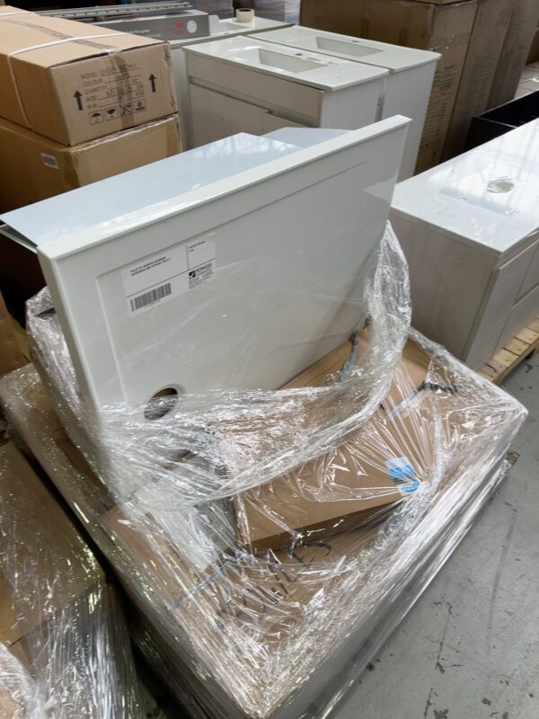 PALLET OF ASSORTED BATHROOM ACCESSORIES AND TAPWARE, PALLET 1