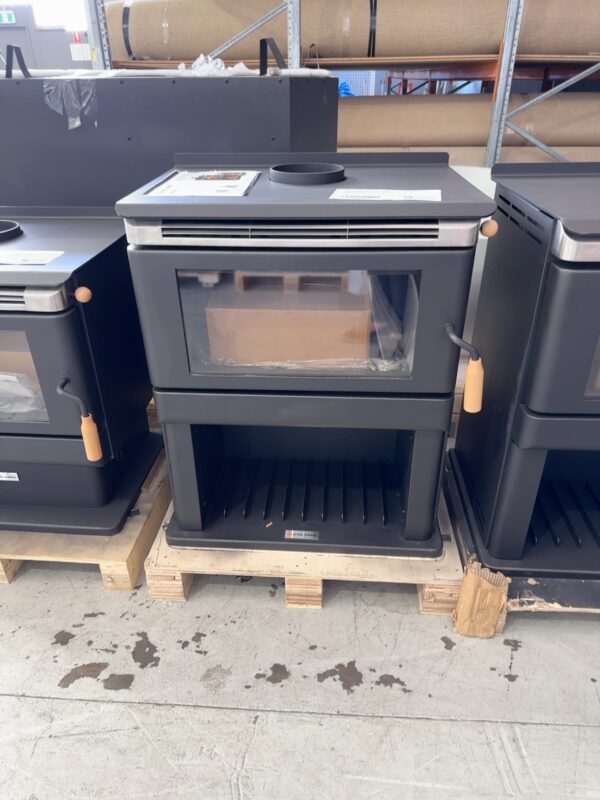 SCANDIA KALORA WOODSTACK KA500BX2, WOOD FIRED HEATER, HEATS UP TO 200M2, 3 SPEED FAN CONTROL, KA500BX2-23-0046 **CARTON DAMAGED STOCK, MARKS OR DENTS, SOLD AS IS**