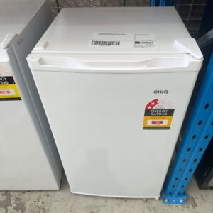 REFURBISHED CHIQ90 LITRE BAR FRIDGE, CSR090DW 3 MONTH BACK TO BASE WARRANTY