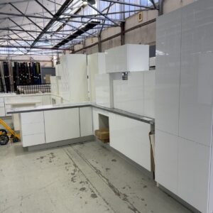 NEW L SHAPE KITCHEN IN HIGH GLOSS WHITE 2 PAC PAINTED FINISH WITH FINGER PULL PROFILE DOORS, WITH STAR GREY RECONSTITUTED STONE BENCH TOPS AL/K5B/SG