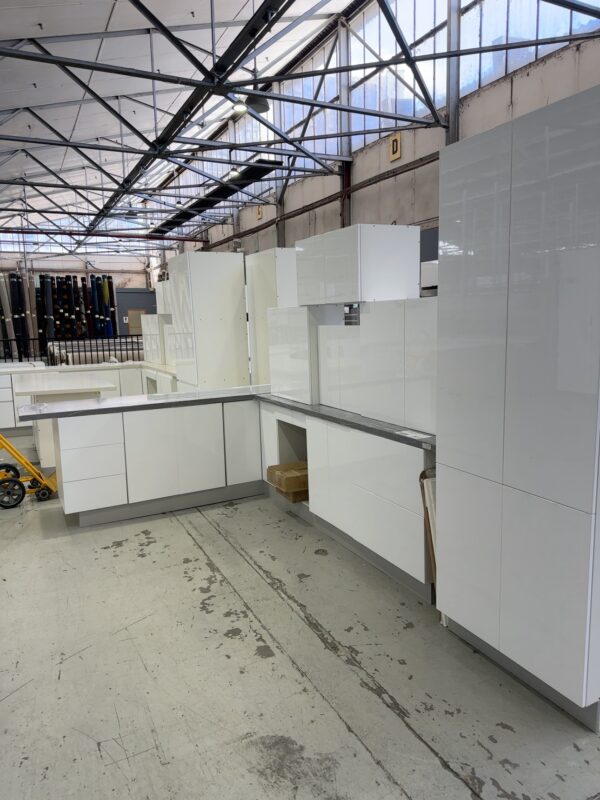 NEW L SHAPE KITCHEN IN HIGH GLOSS WHITE 2 PAC PAINTED FINISH WITH FINGER PULL PROFILE DOORS, WITH STAR GREY RECONSTITUTED STONE BENCH TOPS AL/K5B/SG