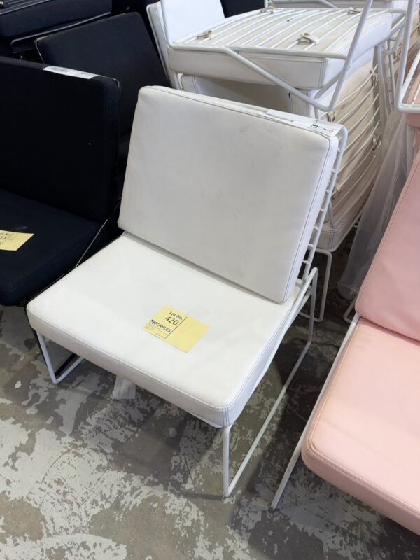EX HIRE WHITE PU & WHITE METAL FRAME OUTDOOR LOUNGE CHAIR, SOLD AS IS