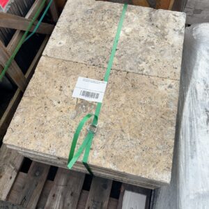 PALLET OF SILVER FRENCH PATTERN TUMBLED AND UNFILLED TRAVERTINE PAVERS