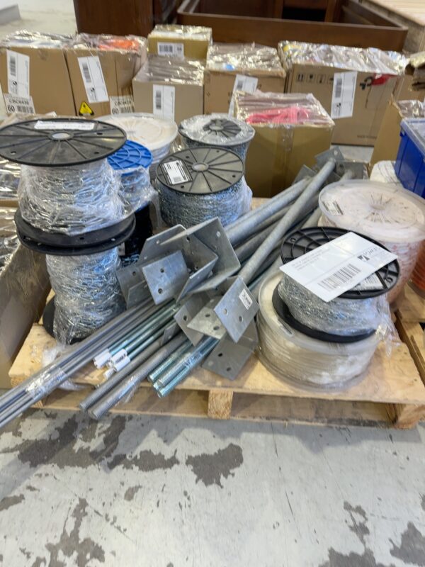 JOB LOT OF ASSORTED ROPE & CHAIN, VARIOUS LENGTHS & THICKNESS, WITH POST STIRRUPS ETC SOLD AS IS