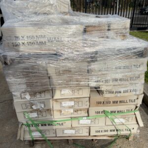 MIXED PALLET OF TILES, 100 X 100 WHITE TILE AND 100 X 300 TILE