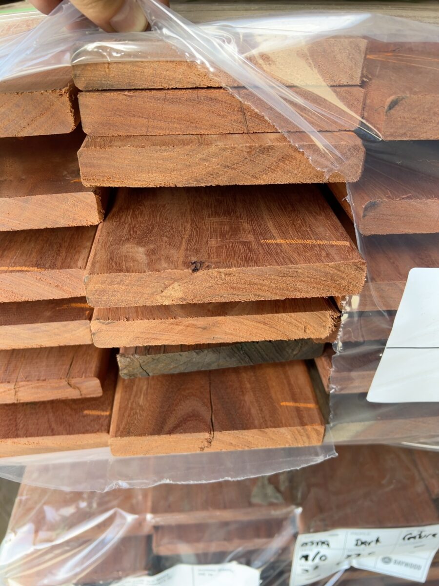 135X19 FEATURE GRADE DARK QLD MIXED HARDWOOD DECKING- (PACK CONSISTS OF RANDOM SHORT LENGTHS)