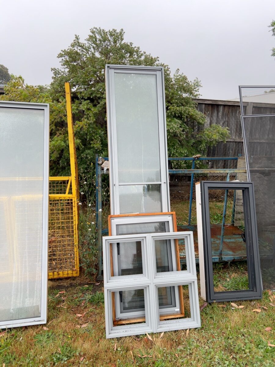 LOT OF ASSORTED ALUMINIUM WINDOWS