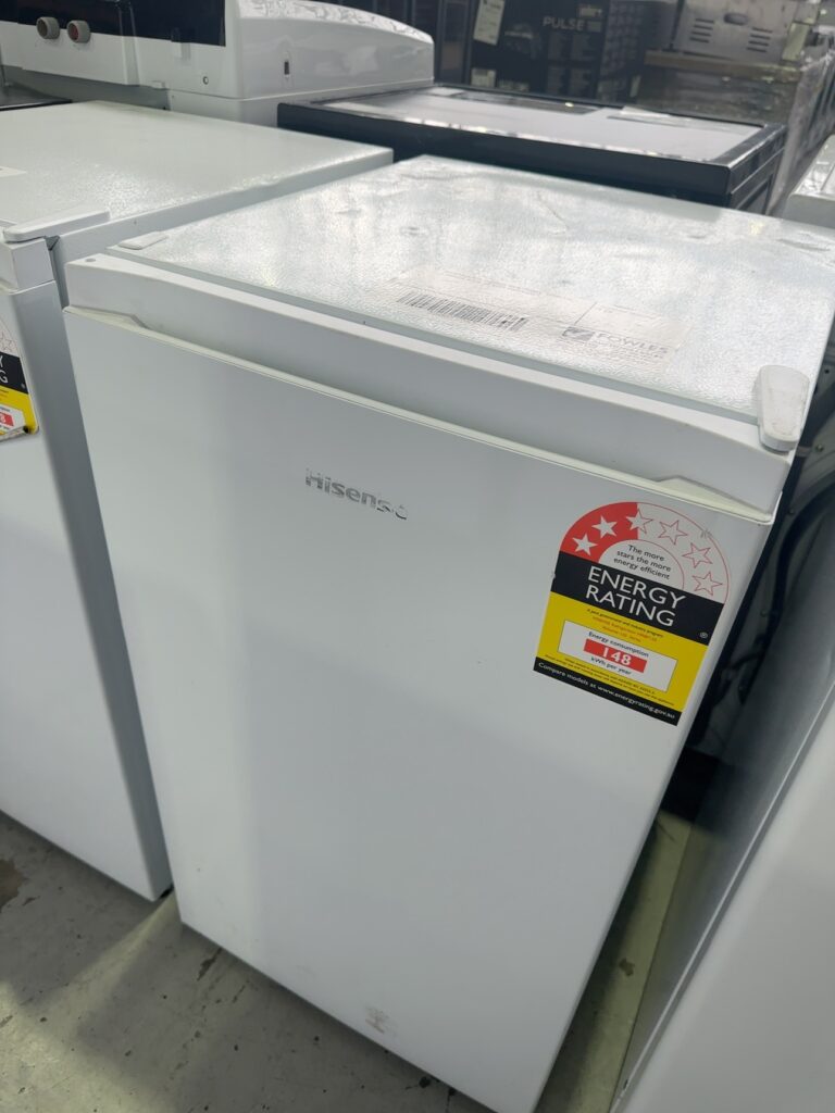 REFURBISHED HISENSE BAR FRIDGE, HRBF125, 3 MONTH BACK TO BASE WARRANTY