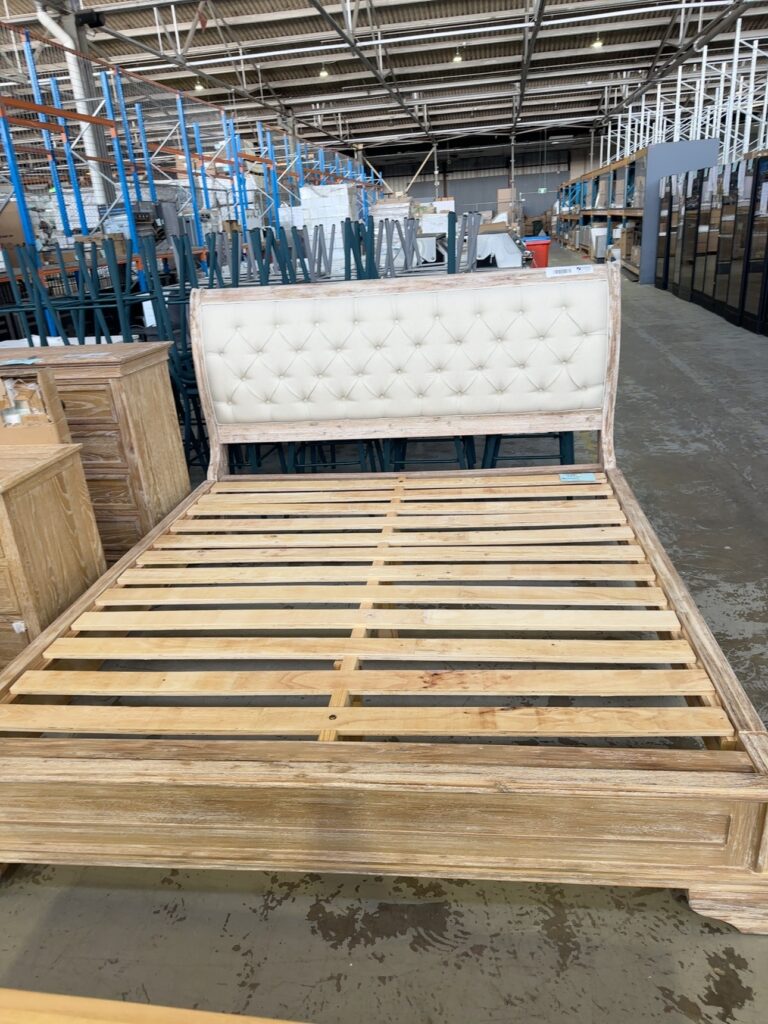 NEW KING SIZE FRENCH PROVINCIAL TIMBER BEDFRAME WITH LIGHT OATMEAL DIAMOND TUFTED UPHOLSTERED BED HEAD, LOW FOOT END. RRP$2199 AU0916 IBIZA LFE