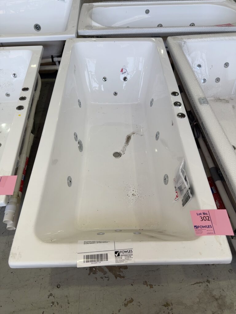 NEW DECINA CARINA SPA BATH, 12 JETS, ISLAND STYLE BATH, 1750MM X 805MM, SOLD AS IS NO WARRANTY, NO PUMP RRP$3200