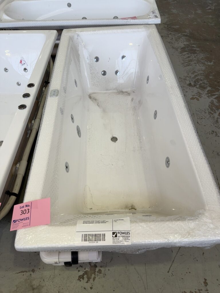 NEW DECINA CARINA SPA BATH, 12 JETS, ISLAND STYLE BATH, 1750MM X 805MM, SOLD AS IS NO WARRANTY, NO PUMP RRP$3200