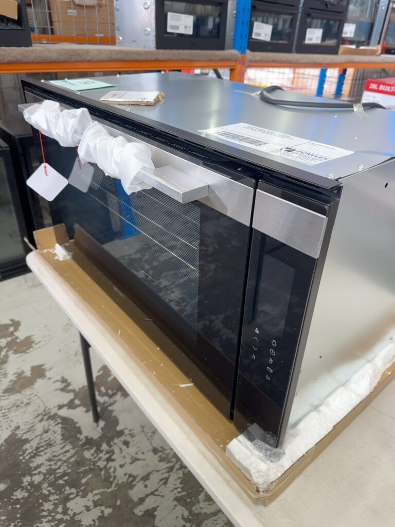 CARTON DAMAGE STOCK - TECHNIKA T948SS-6 S/STEEL 900MM ELECTRIC OVEN WITH 3 MONTH WARRANTY RRP$1350