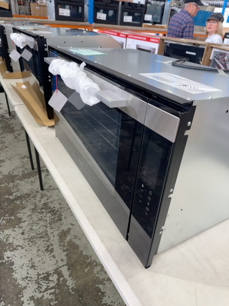 CARTON DAMAGE STOCK - TECHNIKA T948SS-6 S/STEEL 900MM ELECTRIC OVEN WITH 3 MONTH WARRANTY RRP$1350