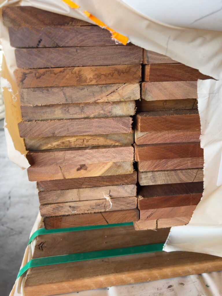 135X19 FEATURE GRADE SPOTTED GUM DECKING- (PACK CONSISTS OF RANDOM SHORT LENGTHS)