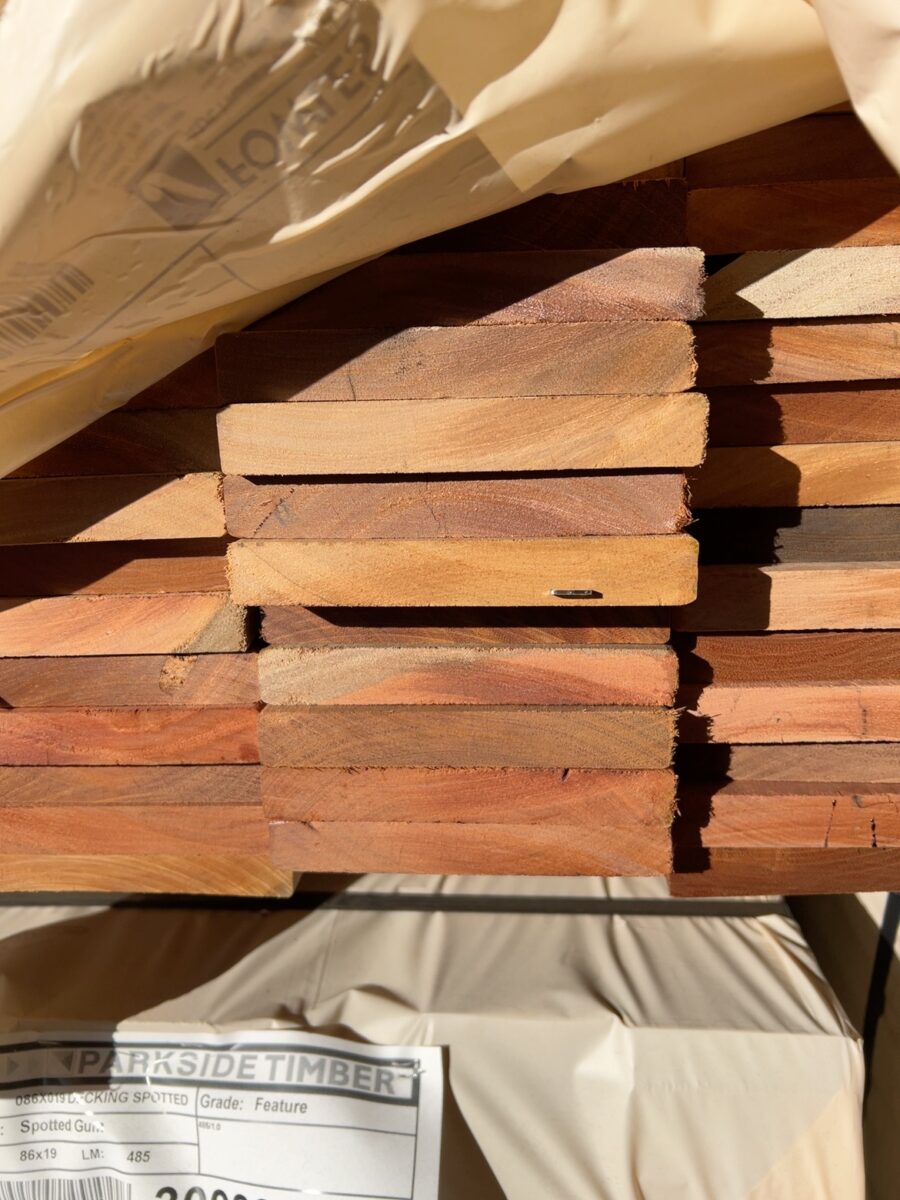 135X19 QLD MIXED HARDWOOD FEATURE GRADE DECKING- (PACK CONSISTS OF RANDOM SHORT LENGTHS)