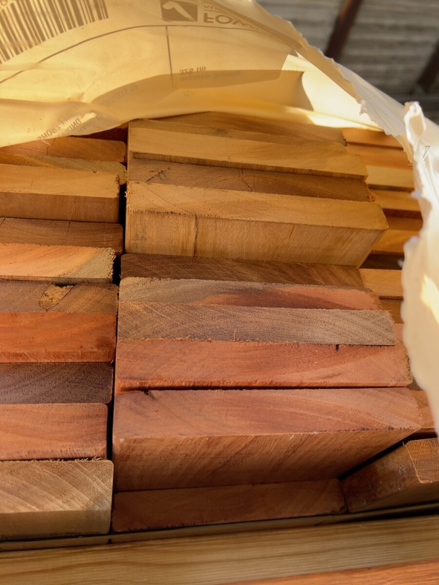 135X19 FEATURE GRADE QLD MIXED HARDWOOD DECKING- (PACK CONSISTS OF RANDOM SHORT LENGTHS)