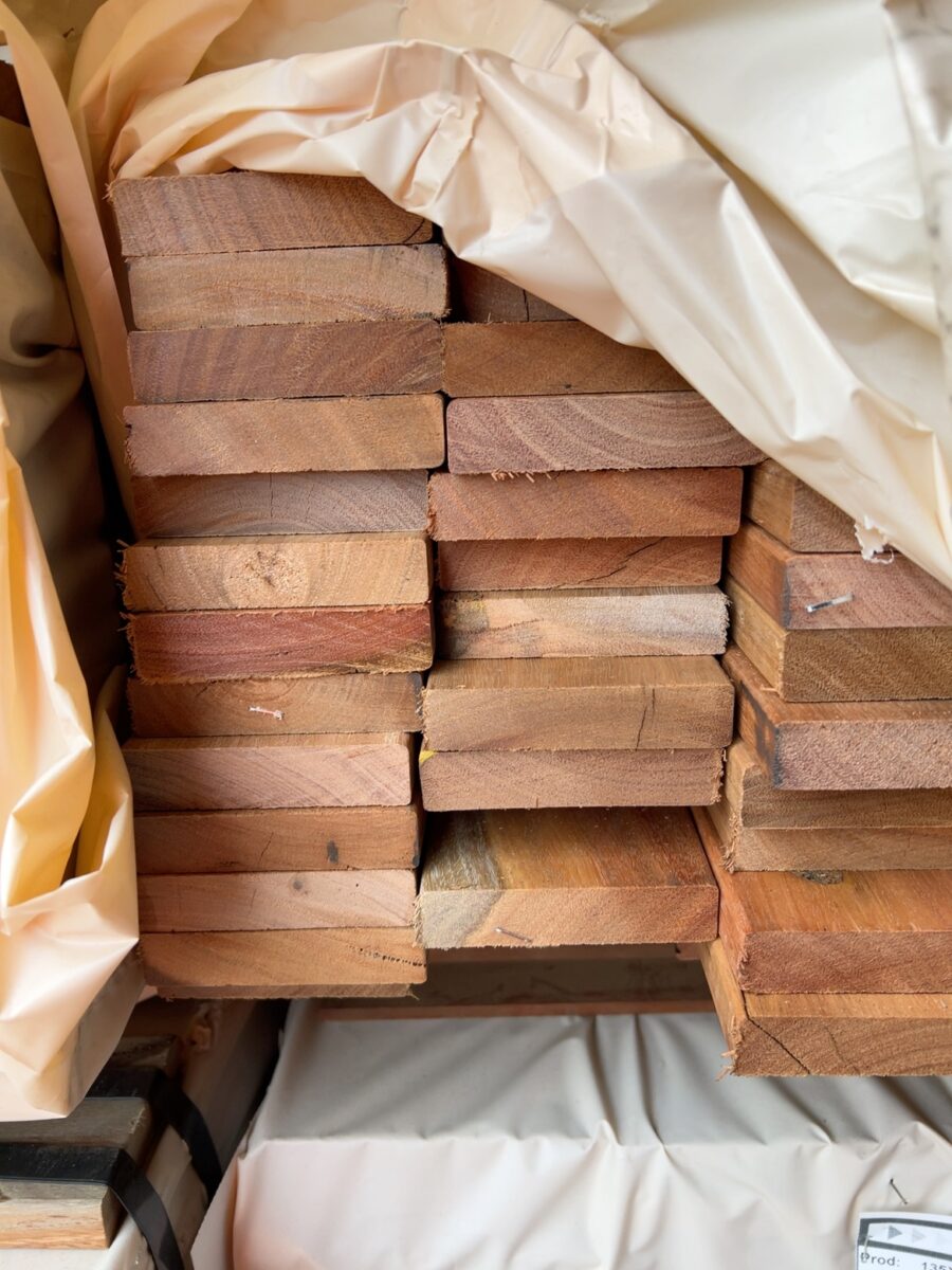 86X19 FEATURE GRADE SPOTTED GUM DECKING- (PACK CONSISTS OF RANDOM SHORT LENGTHS)