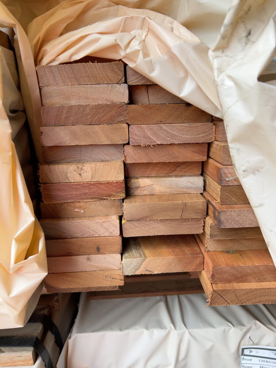 86X19 FEATURE GRADE SPOTTED GUM DECKING- (PACK CONSISTS OF RANDOM SHORT LENGTHS)