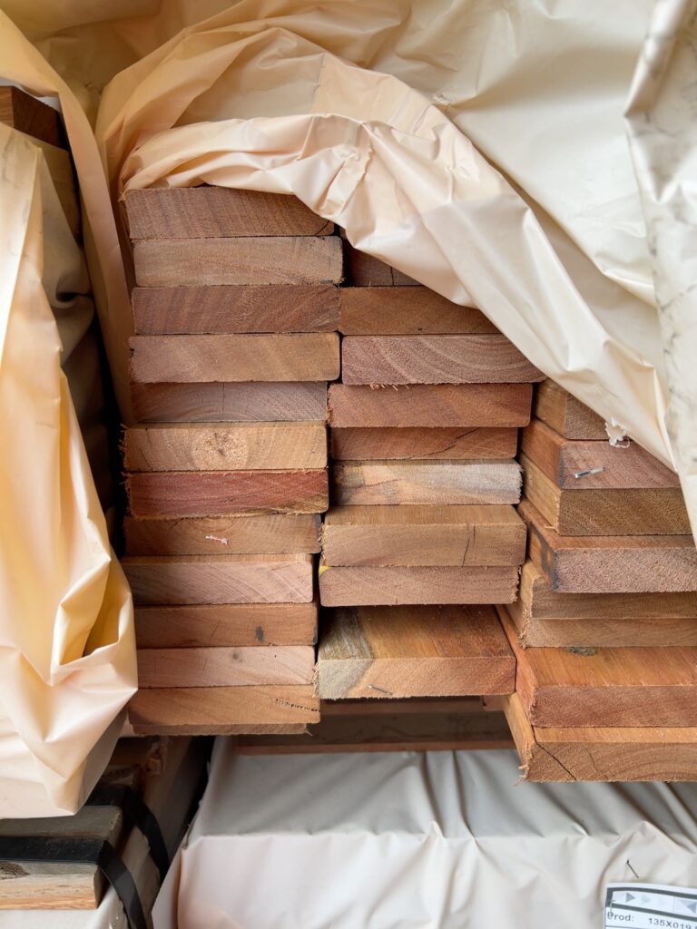 86X19 FEATURE GRADE SPOTTED GUM DECKING- (PACK CONSISTS OF RANDOM SHORT LENGTHS)