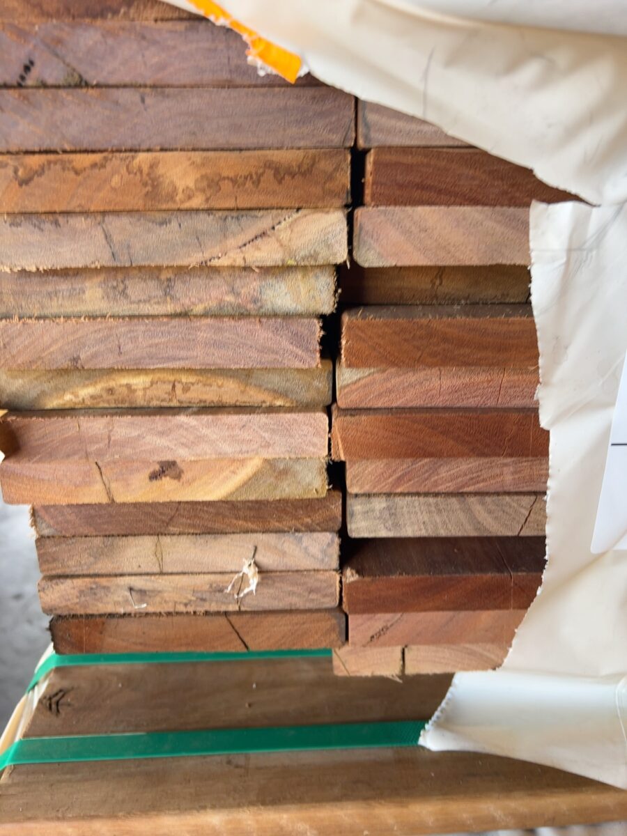 135X19 FEATURE GRADE SPOTTED GUM DECKING- (PACK CONSISTS OF RANDOM SHORT LENGTHS)