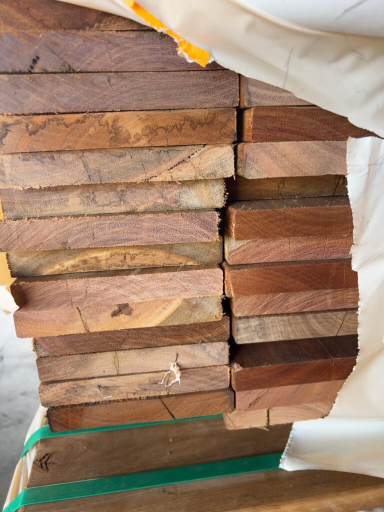 135X19 FEATURE GRADE SPOTTED GUM DECKING- (PACK CONSISTS OF RANDOM SHORT LENGTHS)