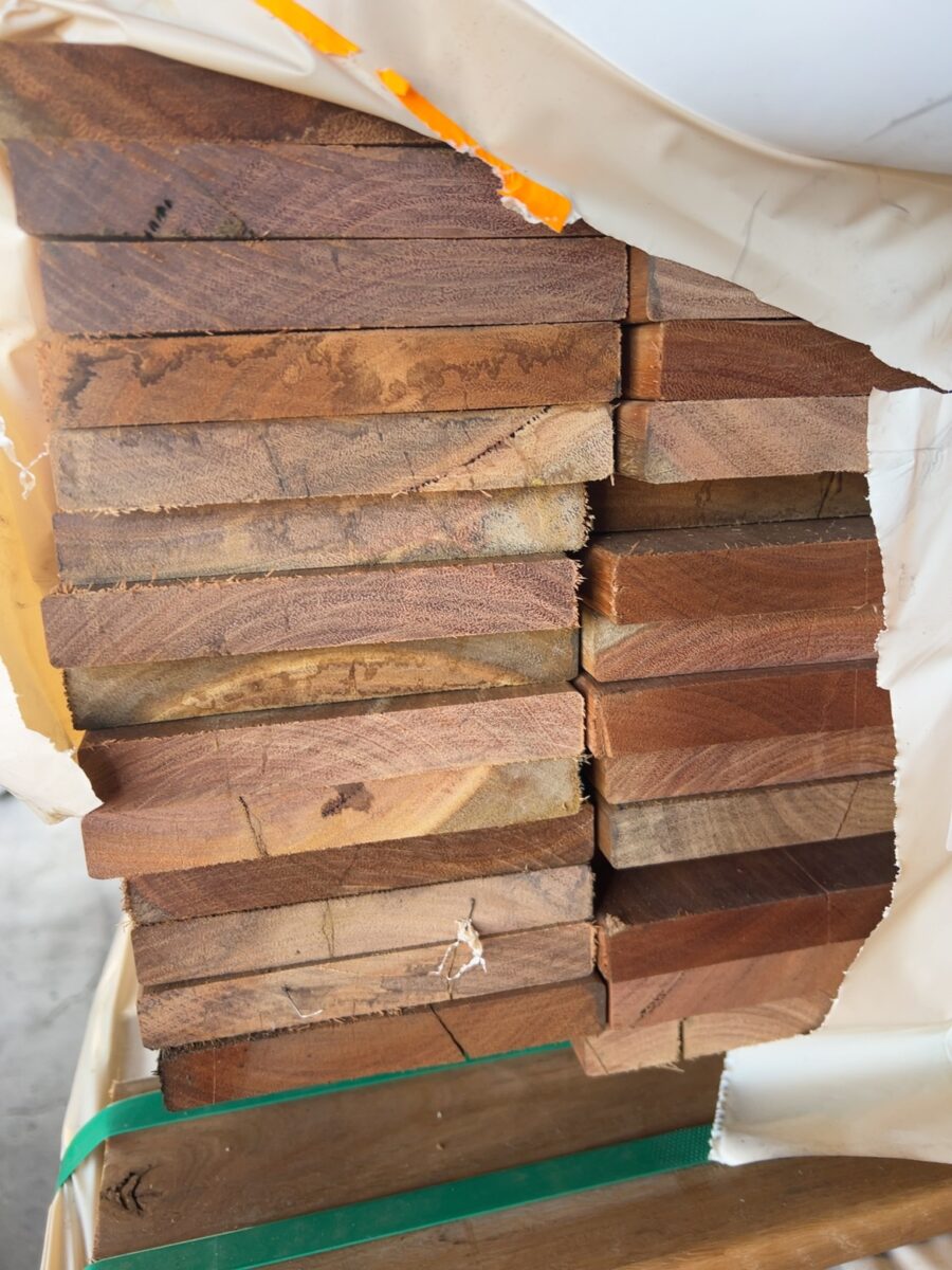 135X19 FEATURE GRADE SPOTTED GUM DECKING- (PACK CONSISTS OF RANDOM SHORT LENGTHS)