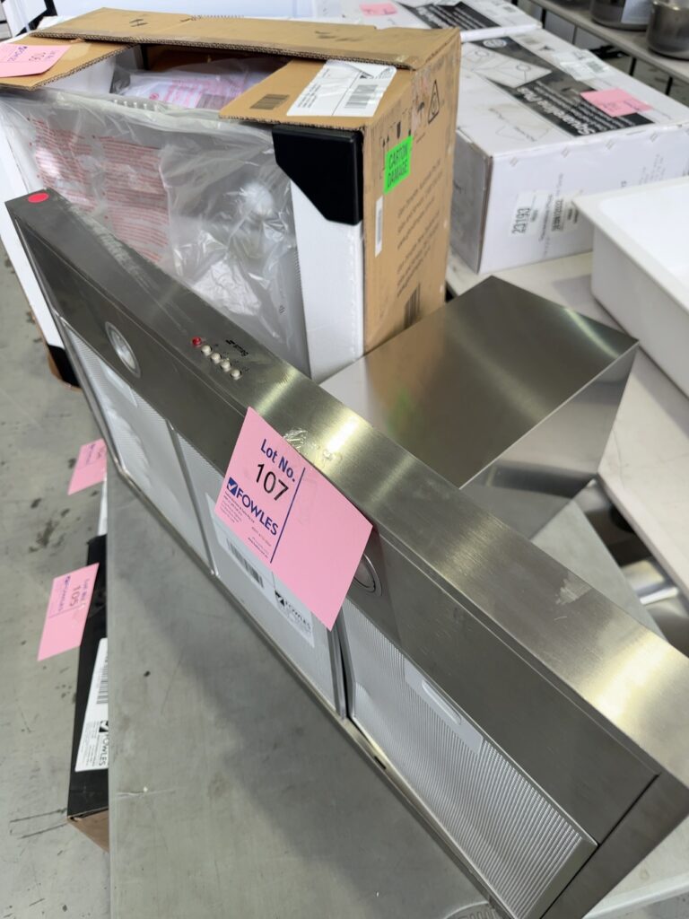 NEW SMEG K181X-90 CHIMNEY RANGE HOOD 900MM, SOLD AS IS NO WARRANTY, DENTED FILTER