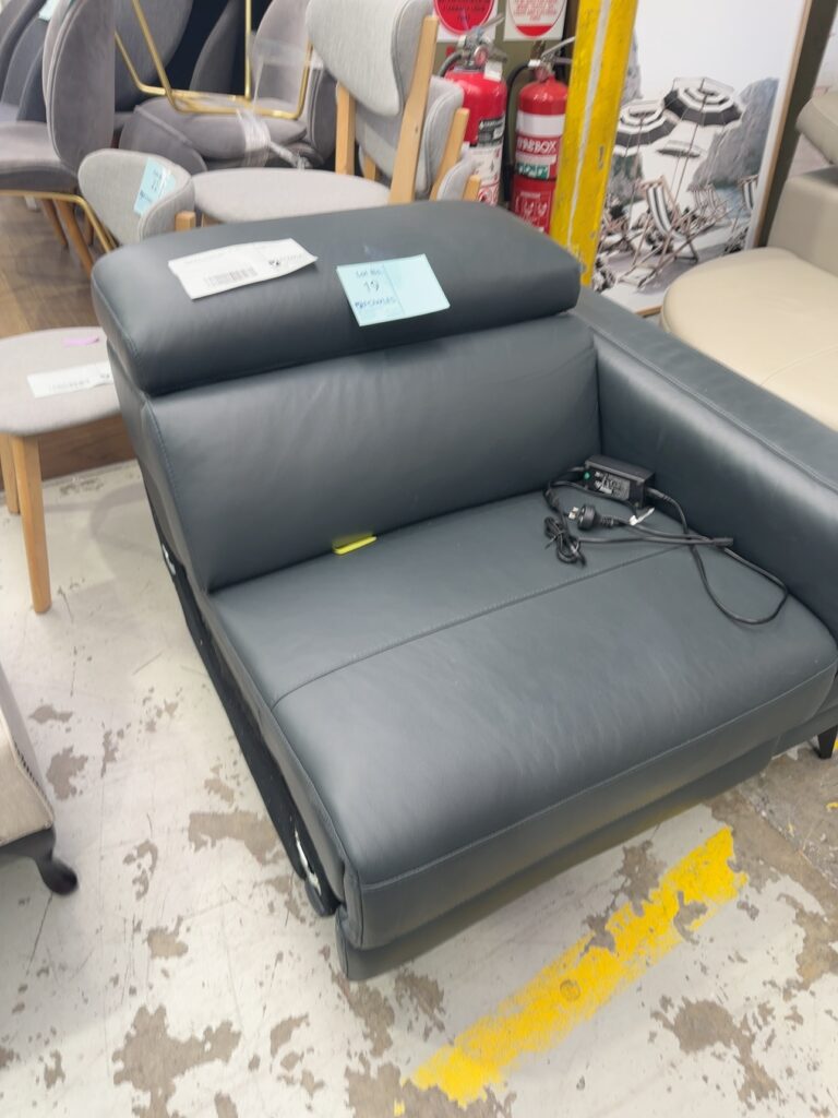 BRAND NEW - LEATHER COUCH END, ONLY PART OF COUCH, SOLD AS IS