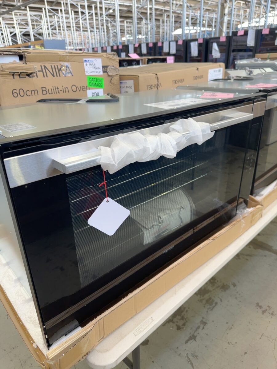 CARTON DAMAGE STOCK - TECHNIKA T948SS-6, 900MM ELECTRIC BUILT IN OVEN WITH 10 COOKING FUNCTIONS, TOUCH CONTROL, SOFT CLOSE TRIPLE GLAZED REMOVEABLE DOOR, 3 MONTH WARRANTY RRP$1599