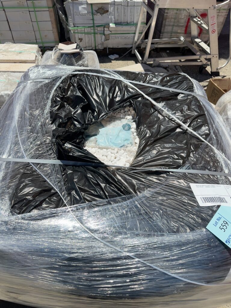 PALLET OF BAGS OF WHITE PEBBLES, SOLD AS FULL PALLET - APPROX 100 BAGS