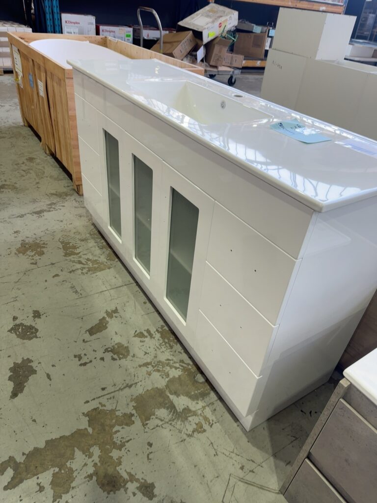 NEW 1500MM WHITE GLOSS FLOOR VANITY SINGLE BOWL, WITH GLASS DOORS, WHITE CERAMIC TOP SK1500G & UV31-1500