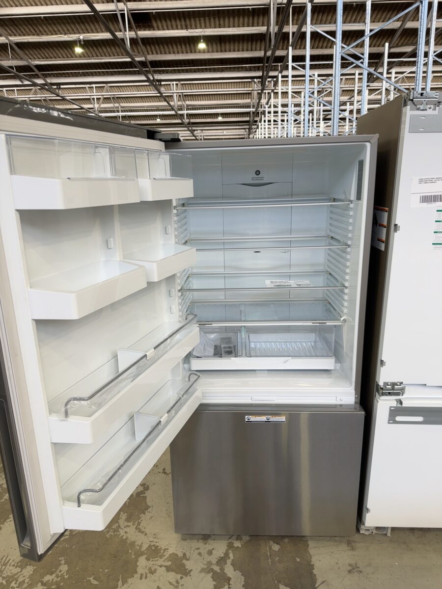 FISHER & PAYKEL RF522BLPX6 BOTTOM MOUNT FRIDGE, S/STEEL 494 LITRE, POCKET HANDLE, RRP$1758 WITH 12 MONTH WARRANTY