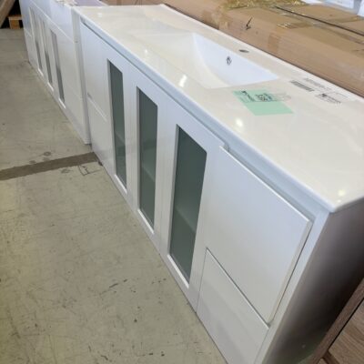 NEW 1500MM GLASS DOOR VANITY, 3 CENTRAL GLASS DOORS, DRAWERS EACH END, FINGERPULL, WITH CERAMIC VANITY TOP, SH/SK7-1500G & UV31-1500H-1TH