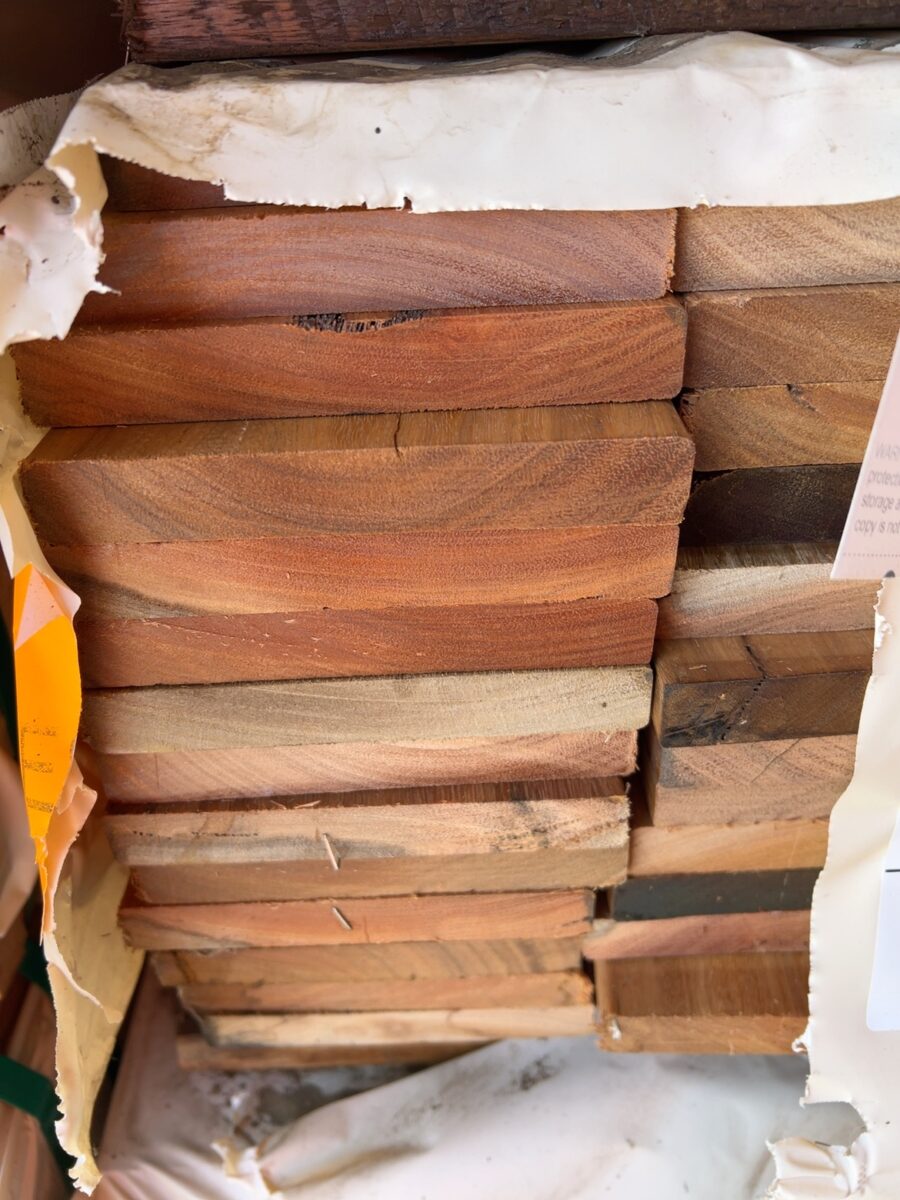 135X19 FEATURE GRADE SPOTTED GUM DECKING- (PACK CONSISTS OF RANDOM SHORT LENGTHS)