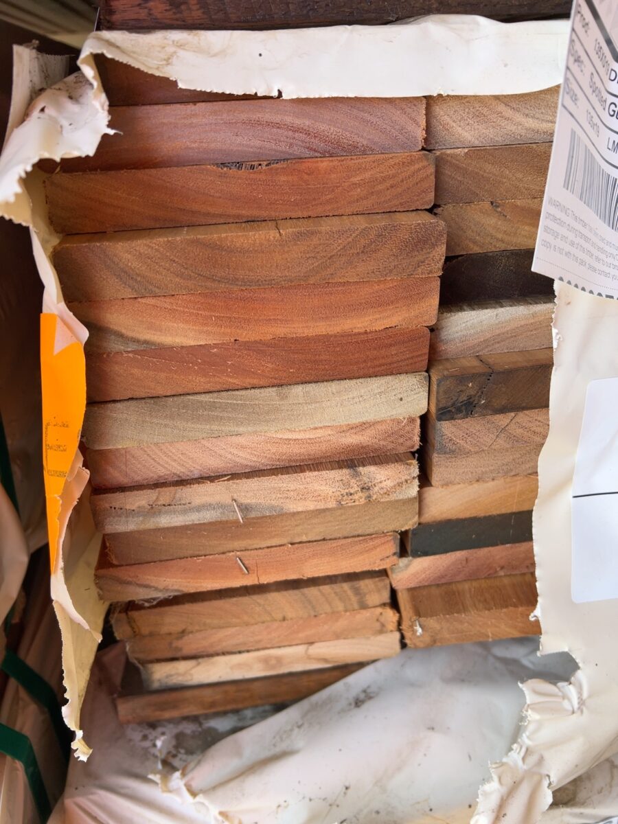 135X19 FEATURE GRADE SPOTTED GUM DECKING- (PACK CONSISTS OF RANDOM SHORT LENGTHS)