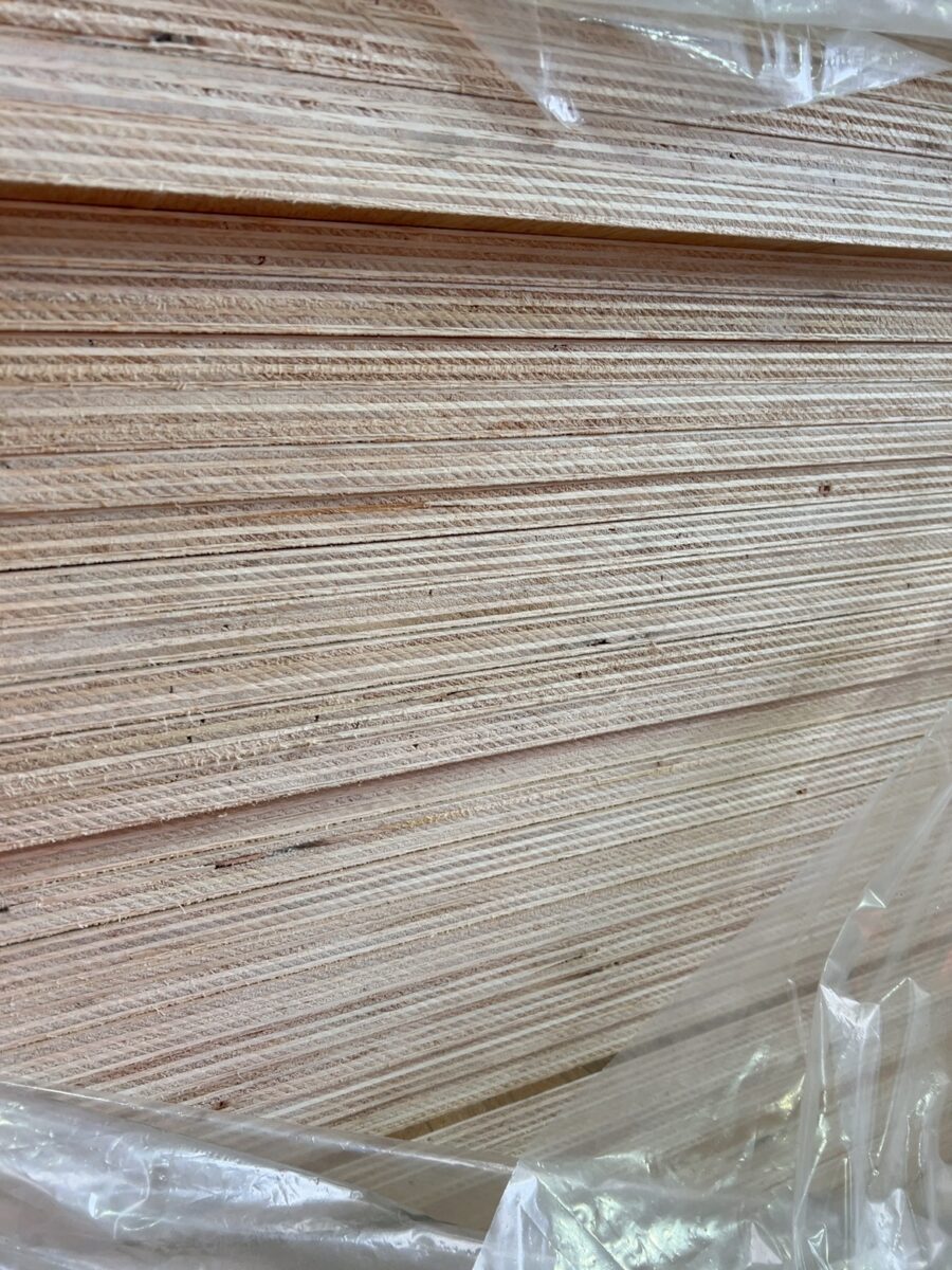 2440X1220X18MM LIGHTWEIGHT BB/CC GRADE PLYWOOD SHEETS