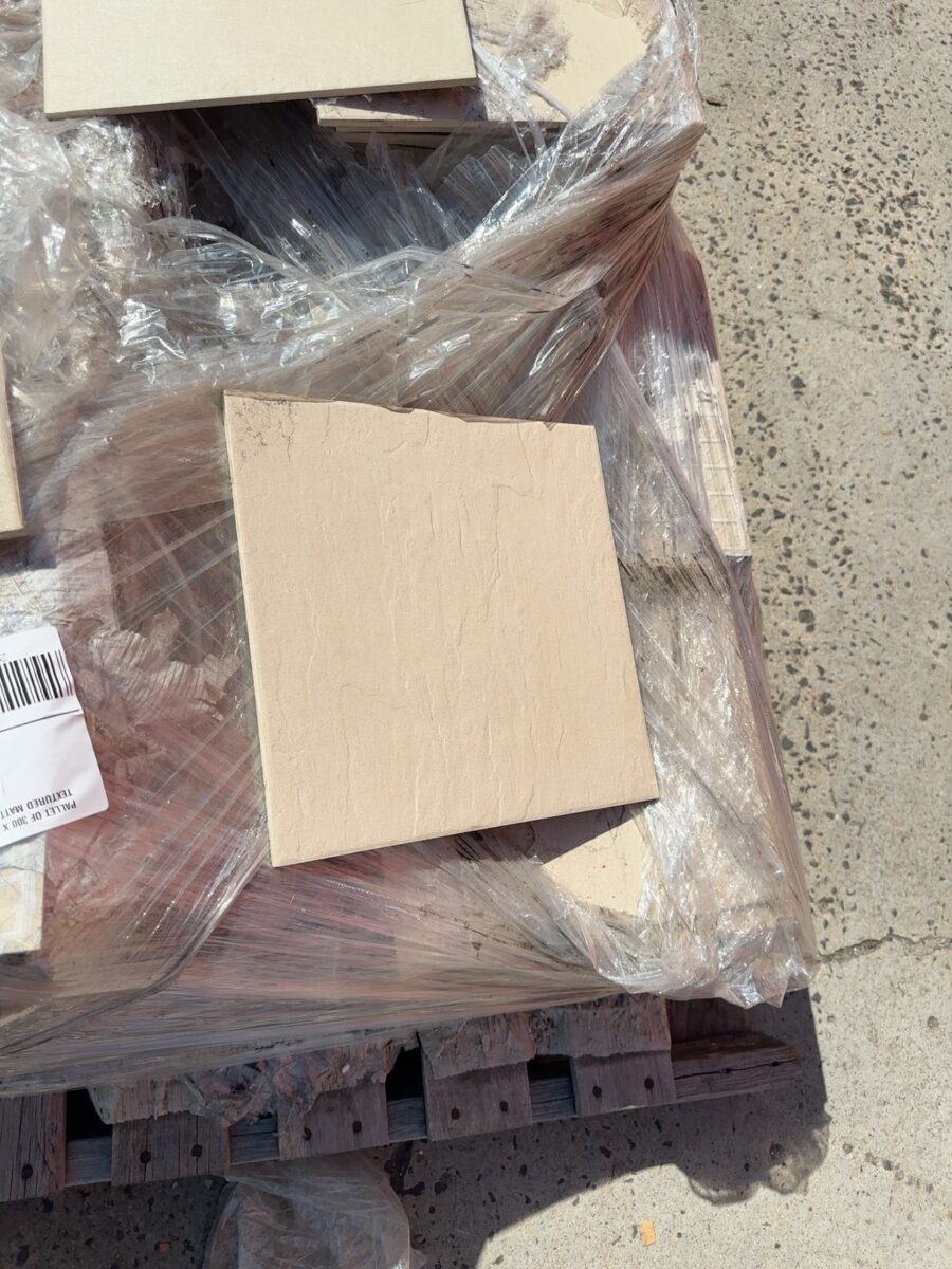 PALLET OF 300 X 300MM FLOW CREAM TEXTURED MATT