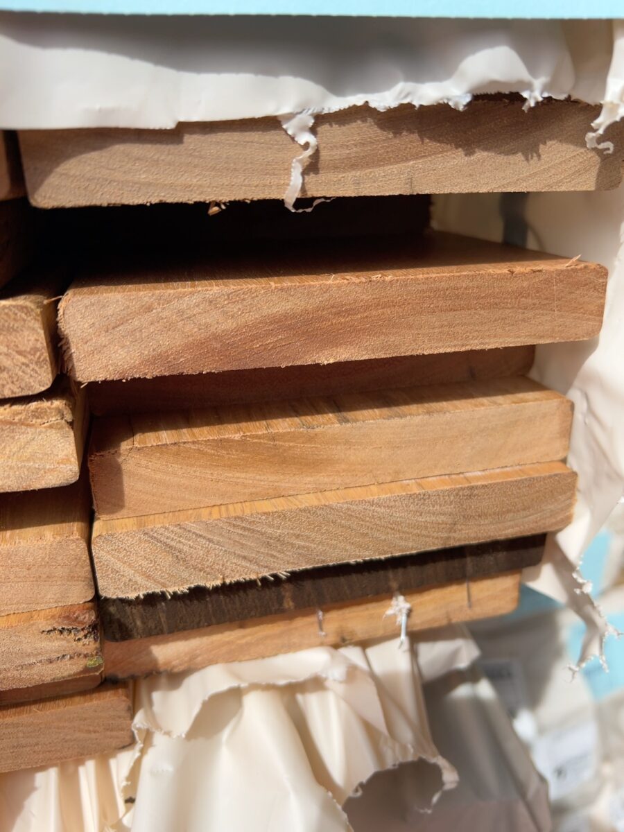 135X19 FEATURE GRADE SPOTTED GUM DECKING- (PACK CONSISTS OF RANDOM SHORT LENGTHS)