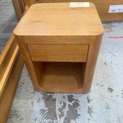 NEW BOWER CURVED OAK, NATURAL FINISH, 1 DRAWER BEDSIDE TABLE, AU1226